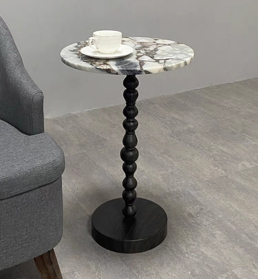 โต๊ะข้างลิเวีย